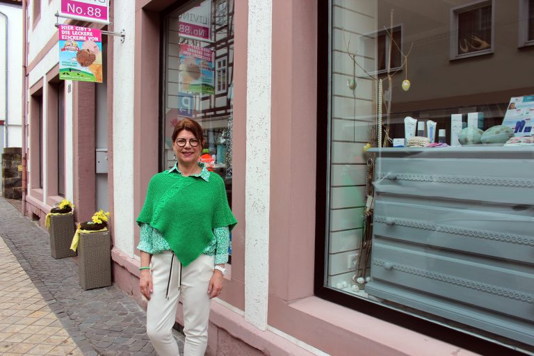 Andrea Sander-Blankenburg vor ihrem Ladenlokal Andiva Living in Warburg